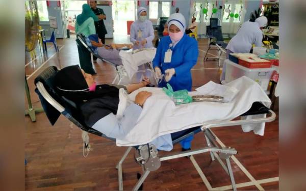Antara peserta yang menderma darah dalam Program Derma Darah Sempena Sambutan Hari Guru Peringkat Daerah Besut 2022.
