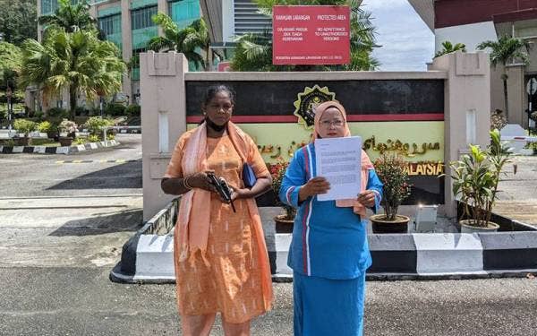 Mahanim (kanan) membuat laporan SPRM terhadap seorang calon ketua Parti Keadilan Rakyat (PKR) cabang di Perak.