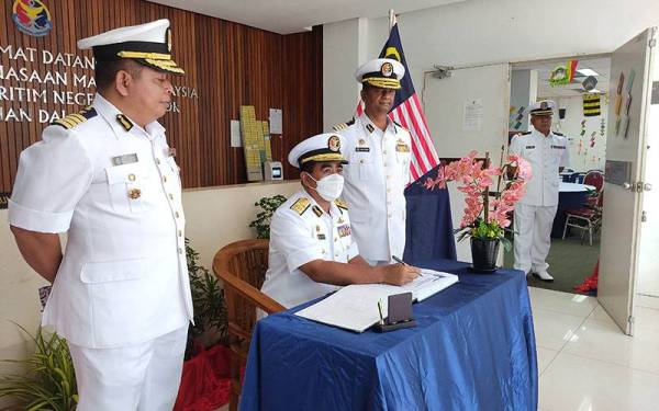 Saiful Lizan hadir ke Ibu Pejabat Maritim Selangor bagi menyaksikan serah terima tugas jawatan Pengarah Maritim Selangor pada Rabu.