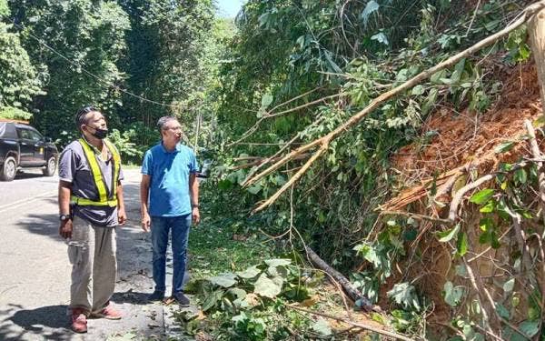 Saiful Yazan (kanan) ketika meninjau sekitar laluan di Jalan Kampung Batu-Inas.