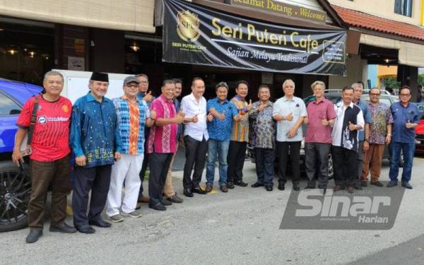 Mohd Mokhtar (tujuh dari kanan) bergambar bersama tetamu yang hadir semasa majlis pembukaan restoran DPBF, Seri Puteri Cafe yang terletak di Batu Caves, di sini, pada Rabu.