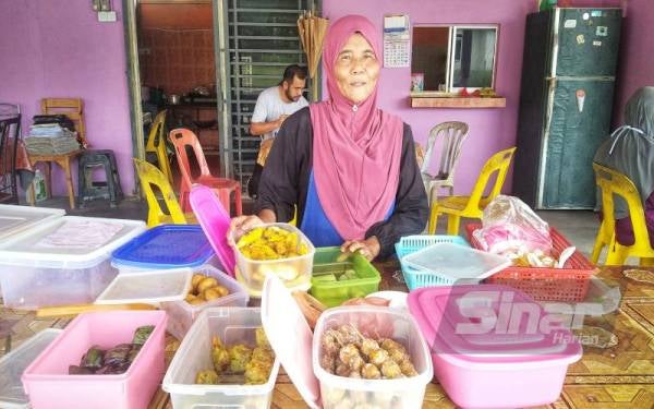 Norlela masih mengekalkan harga jualan kuih-muihnya, RM2 bagi lima keping. (Gambar kecil dari kiri: Rafidah, Fikriah)