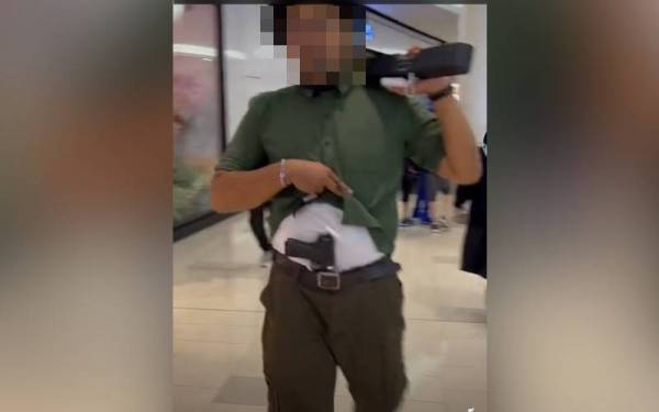 Polis membuka kertas siasatan berhubung satu rakaman video tular memaparkan seorang lelaki sedang berjalan sambil membawa objek menyerupai senjata.