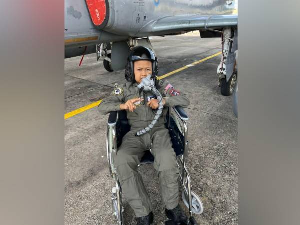 Muhammad Irfan Mikael diberi peluang memakai sut juruterbang. - Foto Facebook KTU