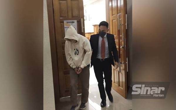 Tertuduh diiringi pegawai SPRM keluar dari ruang mahkamah selepas selesai sebutan kesnya pada Khamis.