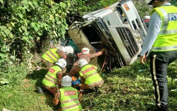 Anggota bomba menjalankan operasi menyelamat mengeluarkan dua mangsa yang tersepit.