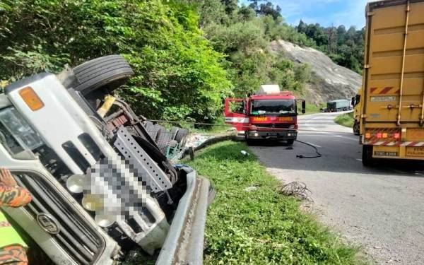 Keadaan sebuah treler membawa muatan tepung yang terbalik di Kilometer 24 JRTB dekat Gerik pada Khamis.