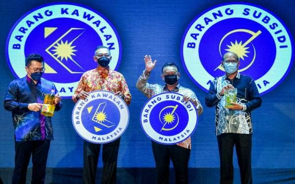 Datuk Seri Alexander Nanta Linggi (dua dari kanan) dan timbalannya, Datuk Rosol Wahid (dua dari kiri) menunjukkan logo Barang Subsidi dan Barang Kawalan semasa majlis Perhimpunan Bulanan Warga Kementerian Perdagangan Dalam Negeri dan Hal Ehwal Pengguna (KPDNHEP) pada Khamis. - Foto Bernama