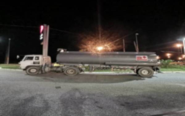 Lori tangki yang dirampas bersama diesel bersubsidi dalam serbuan di sebuah stesen minyak di Marang, pada Rabu.- Foto Ihsan KPDNHEP