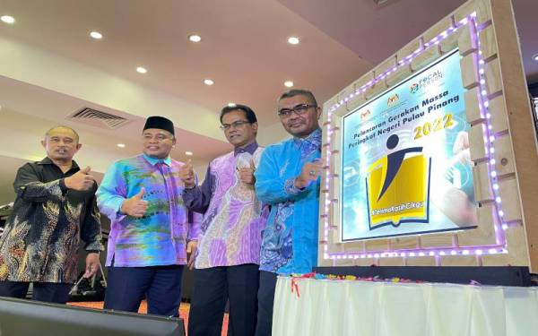 Mohd Razman (kanan) melancarkan Gerakan Massa 'Terima Kasih Cikgu' Peringkat Negeri 2022 pada Khamis.