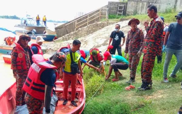 Seorang pegawai kanan imigresen yang dikhuatiri terjatuh ke dalam Sungai Kelantan berhampiran Jambatan Sultan Yahya Petra ditemukan lemas pada Khamis.