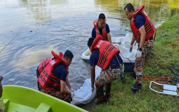 Anggota bomba membantu mengangkat dan membawa naik mayat salah seorang pelatih Puspen Raub yang ditemui lemas dalam tasik di kawasan pusat pemulihan itu pada Khamis. Foto: JBPM PAHANG