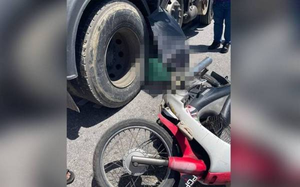 Mangsa yang terjatuh digilis treler dan meninggal dunia di lokasi kejadian. Foto Ihsan pembaca