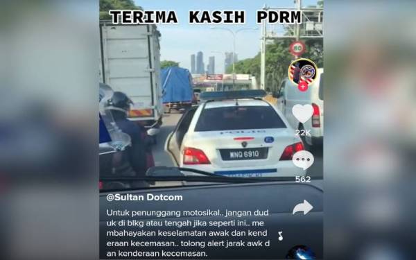 Aksi seorang penunggang motosikal mengekori kenderaan polis yang sedang mengiringi sebuah ambulans milik APM di Jalan Kuching pada Khamis.