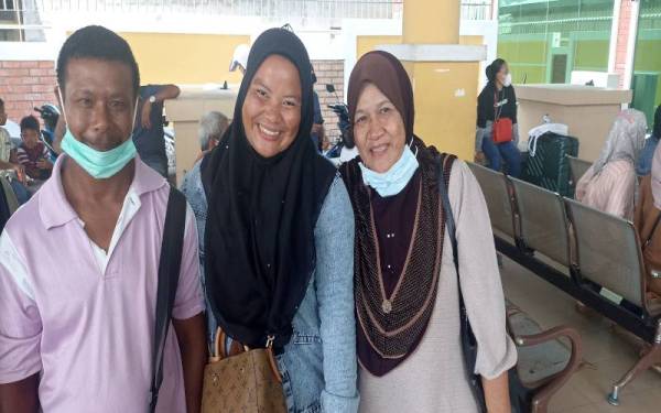 Sarah (tengah) disambut ibu saudaranya Badariah (kanan) sebaik tiba di Terminal Feri Antarabangsa Kukup yang mula beroperasi pada Khamis.