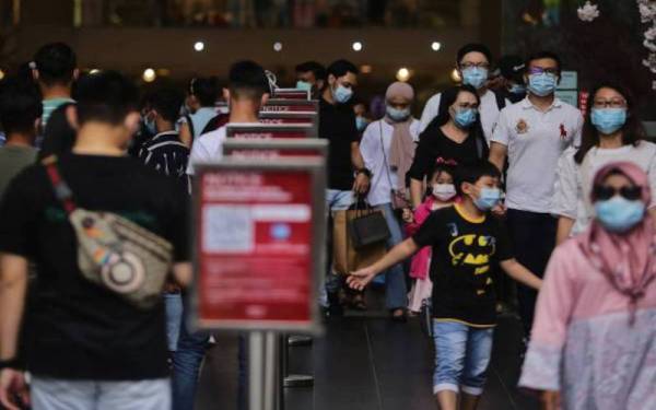 Rakyat Malaysia terus mengekalkan pemakaian pelitup muka di kawasan terbuka walaupun SOP itu tidak lagi diwajibkan.