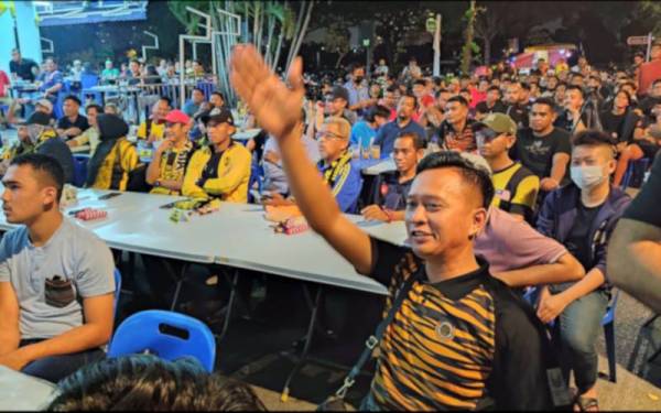 Antara gelagat penonton yang menyaksikan perlawanan bola sepak secara langsung d Restoran Hakim, Seksyen 7 di sini pads Khamis.
