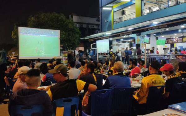 Sekitar 300 orang penonton hadir ke Restoran Hakim Seksyen 7 di sini pada Khamis untuk menonton perlawanan bola sepak secara langsung.