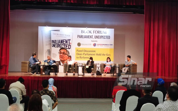 (Dari dua kiri) Mohamad Ariff, Mohd Munir, Ambiga, Hannah dan Syed Saddiq ketika sesi perbincangan dalam forum buku tulisan Mohammad Ariff bertajuk 'Parliament, Unexpected' yang diadakan di Dewan Konvensyen SOGO KL pada Khamis.