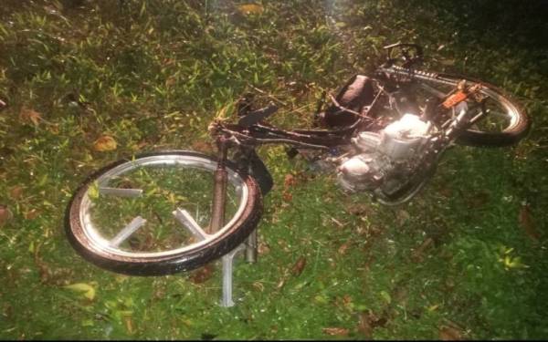 Motosikal yang ditunggang oleh mangsa sebelum digilis sebuah treler di Machang.