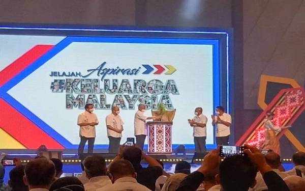 Ismail Sabri menyempurnakan gimik pelancaran Jelajah Aspirasi Keluarga Malaysia di SICC Kota Kinabalu pada Jumaat.