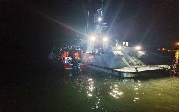 TLDM menahan bot dan empat pendatang tanpa izin dipercayai warga Indonesia kerana menceroboh di perairan Johor Selatan, malam Jumaat.