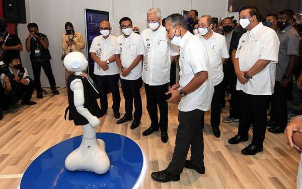 Perdana Menteri Datuk Seri Ismail Sabri Yaakob (tengah) diberikan penerangan mengenai robot yang diberi nama Papper oleh Ketua Perkhidmatan Awam Sabah Datuk Datu Rosmadi Sulai (kiri) ketika melawat fuang pameran selepas
merasmikan Jelajah Aspirasi Keluarga Malaysia di Sabah International Convention Centre (SICC) hari ini. 