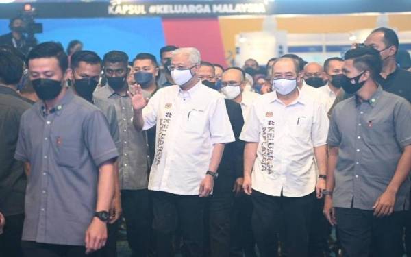 Ismail Sabri diiringi Hajiji untuk merasmikan Jelajah Aspirasi Keluarga Malaysia di SICC Kota Kinabalu.