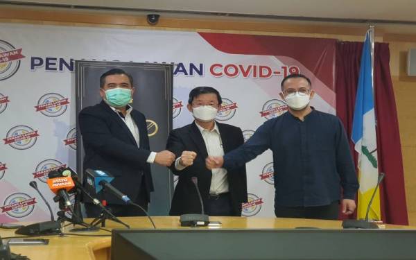 Anthony (kiri) ketika melakukan kunjungan hormat kepada Ketua Menteri Pulau Pinang, Chow Kon Yeow (tengah), pada Jumaat.