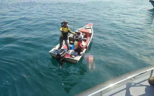 Mayat seorang lelaki disyaki pasangan suami isteri yang lemas ketika mandi di Pantai Penunjuk Kijal, Kemaman ditemui kira-kira dua batu nautika dari Kuala Kemaman pada Jumaat. 