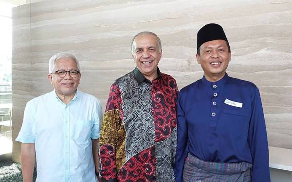 Hussamuddin (kiri), Ameer Ali (tengah) dan Zaihal Hazri (kanan) dalam program Sambutan Hari Raya BRO 2022 pada Jumaat