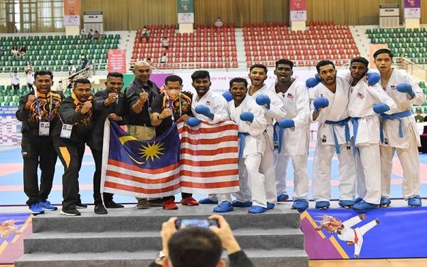 Skuad Karate Negara, bergambar bersama selepas beraksi dalam acara Kumite Berpasukan Lelaki menentang pasukan Indonesia sempena temasya Sukan SEA 2021 di Pusat Pertandingan Sukan Ninh Binh pada Jumaat. - Foto Bernama