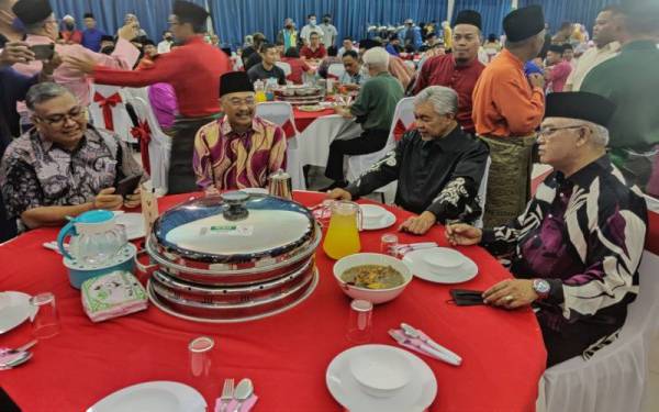 Ahmad Zahid (duduk dua dari kanan) bersama Pengerusi UMNO Selangor, Tan Sri Noh Omar (duduk kanan) sempena jamuan Hari Raya Aidilfitri UMNO Bahagian Sungai Besar di Dewan UMNO Bahagian Sungai Besar, pada Jumaat.