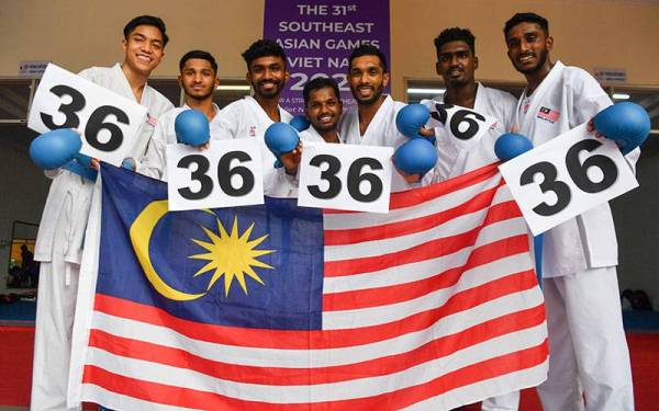 Sasaran Malaysia merangkul 36 pingat emas tercapai akhirnya apabila skuad karate negara meraih pingat emas dalam acara Kumite Berpasukan Lelaki setelah menewaskan Indonesia pada temasya Sukan SEA Hanoi 2021, Hanoi di Pusat Pertandingan Sukan Ninh Binh. - Foto Bernama