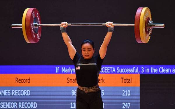 Marceeta Marlyn beraksi dalam acara 59kg snatch, clean and jerk pada Sukan SEA Hanoi 2021.