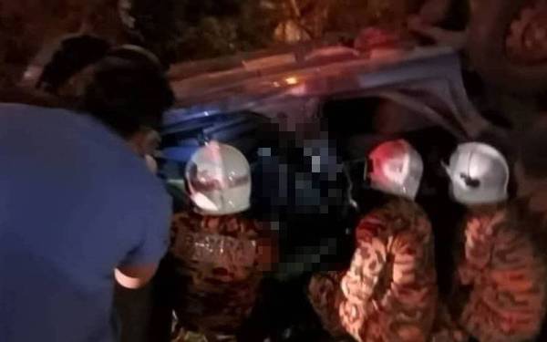 Anggota bomba semasa menjalankan usaha untuk mengeluarkan mangsa.
