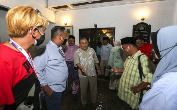 Mohd Isa (tengah) beramah mesra dengan pengamal media yang hadir pada majlis Jamuan Aidilfitri Ketua UMNO Bahagian Port Dickson.