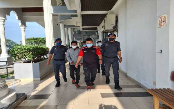 Tertuduh diiring penguat kuasa KPDNHEP Selangor utk didakwa di mahkamah.