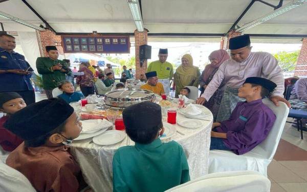 Ayob Khan (kanan) meraikan 33 orang anak yatim Pertubuhan Kebajikan Asnaf Al Barakh Malaysia dalam sambutan Majlis Hari Raya anjuran JSJN di Pulapol Kuala Lumpur, pada Sabtu.