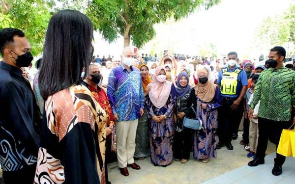 Sultan Nazrin beramah mesra dan berkenan mengambil gambar bersama tetamu yang hadir sebelum berangkat pulang.