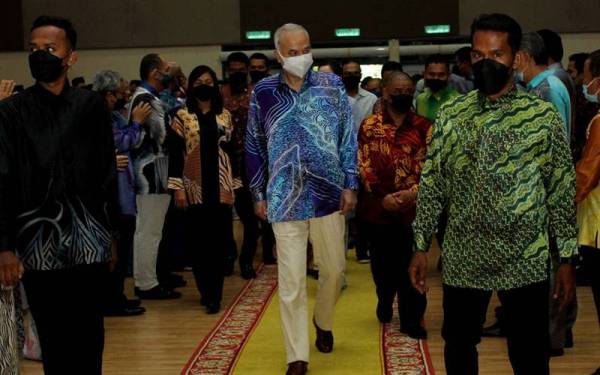 Sultan Nazrin berkenan berangkat ke Jamuan Raya Aidilfitri Menteri Besar Perak di Kolej Kemahiran Tinggi Mara (KKTM) Lenggong pada Sabtu.