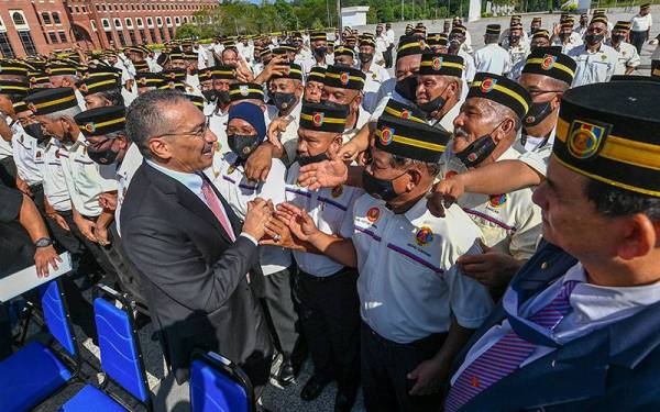 Menteri Kanan Pertahanan Datuk Seri Hishamuddin Tun Hussein bersama wira-wira negara semasa majlis Sambutan Ulang Tahun Veteran Angkatan Tentera Malaysia (ATM) ke-100 di Dataran Pahlawan Negara hari ini.