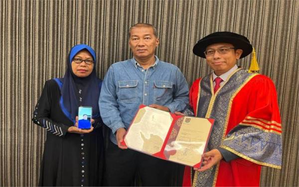 Amir Hamzah (kanan) bersama Mohd Nasir dan Norsimah. 