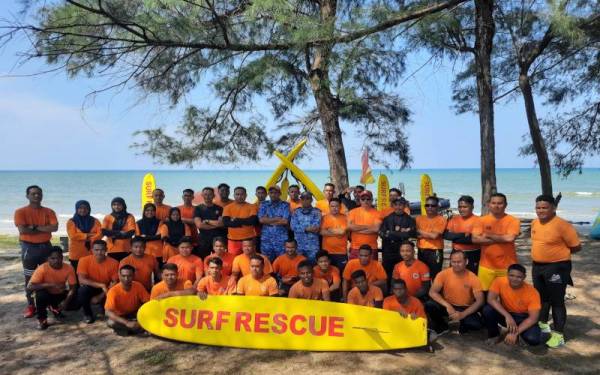 Seramai 40 peserta terlibat dalam Program Retreat Latihan Penyelamat Pantai dan uji cuba surfboard APM Pahang di Pantai Sepat pada Sabtu.