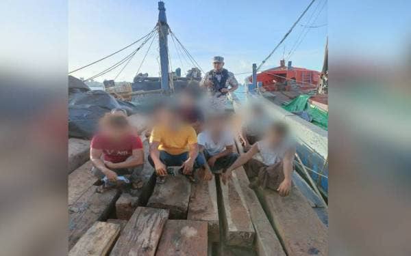 Seramai 17 kru kapal ditahan untuk siasatan lanjut.