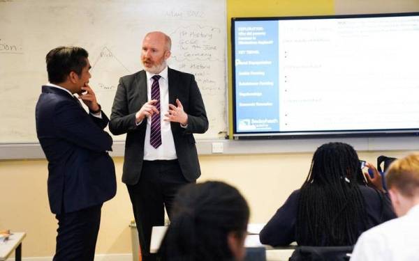 Mohd Radzi (kiri) diberikan penerangan mengenai pengoperasian Bexleyheath Academy, United Kingdom. - Foto FB Dr Radzi Jidin