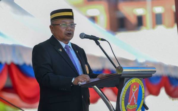 Sharuddin menyampaikan ucapan semasa Sambutan Ulang Tahun Veteran ATM ke-100 di Dataran Pahlawan Negara, Putrajaya pada Sabtu. Foto: Bernama