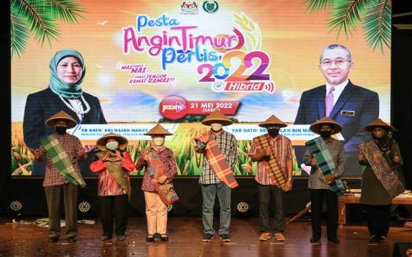 Nancy Shukri (tiga dari kiri) bergambar bersama Azlan (empat dari kanan) selepas melakukan gimik perasmian pada Majlis Perasmian Pesta Angin Timur (PAT) 2022@Hibrid di Auditorium Kompleks Jabatan Kebudayaan dan Kesenian Negeri Perlis pada Sabtu. Foto: Bernama