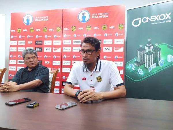 Yusri (kanan) bersama Abdul Azim ketika sidang akhbar selepas perlawanan Liga Premier menentang UiTM FC di Stadium Perak, di sini pada Sabtu.