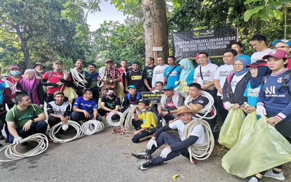 Sukarelawan KChat yang terlibat dalam aktiviti memasang tali keselamatan dan membersihkan trek pendakian Bukit Galing.